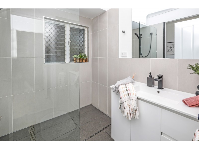 10 Helsdon Close, Clifton Beach QLD 4879