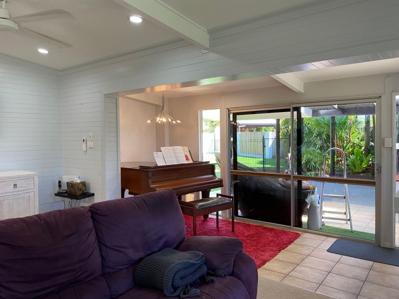 15 Almond Street, Holloways Beach QLD 4878