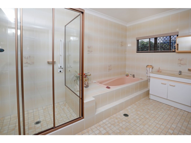 8 Flora Close, Clifton Beach QLD 4879