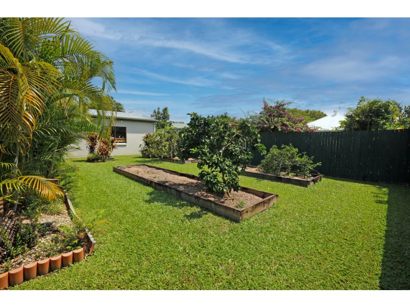 8 Flora Close, Clifton Beach QLD 4879