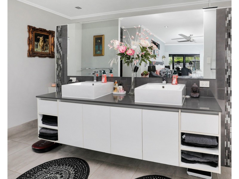 11 Greenvale Close, Smithfield QLD 4878