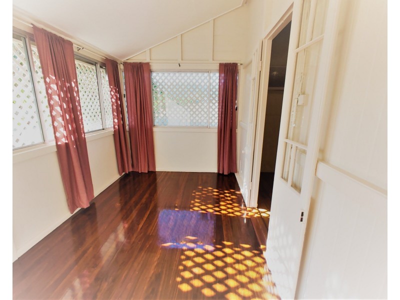 138 Pease Street, Manoora QLD 4870