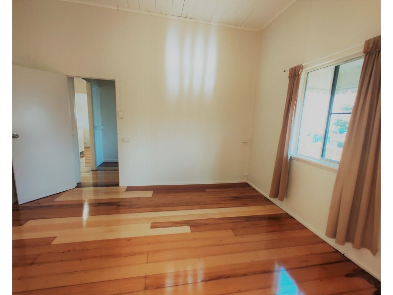 138 Pease Street, Manoora QLD 4870