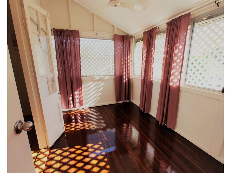 138 Pease Street, Manoora QLD 4870