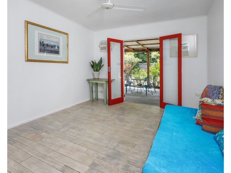 54 Waite Street, Machans Beach QLD 4878