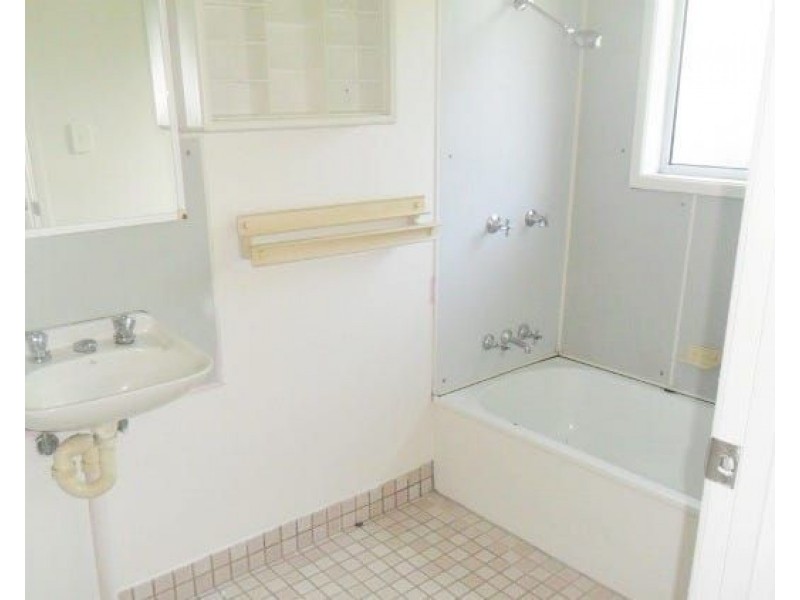 32 Long Street, Mooroobool QLD 4870