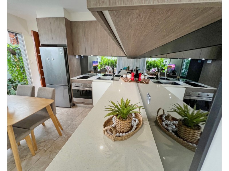 37 Freshwater Avenue, Palm Cove QLD 4879