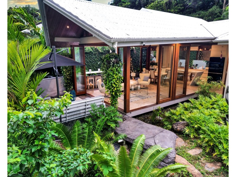 37 Freshwater Avenue, Palm Cove QLD 4879