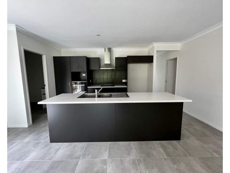 37 Lakeside Drive, Smithfield QLD 4878
