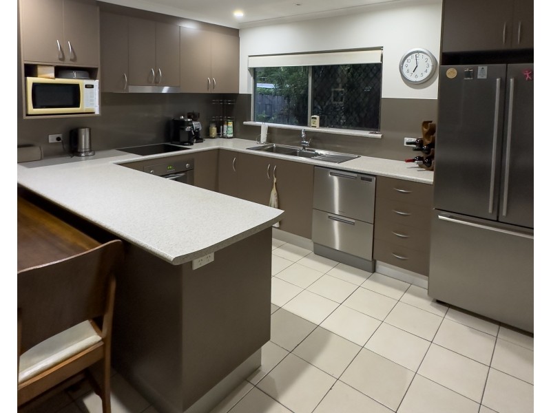 8 Serissa Street, Mooroobool QLD 4870