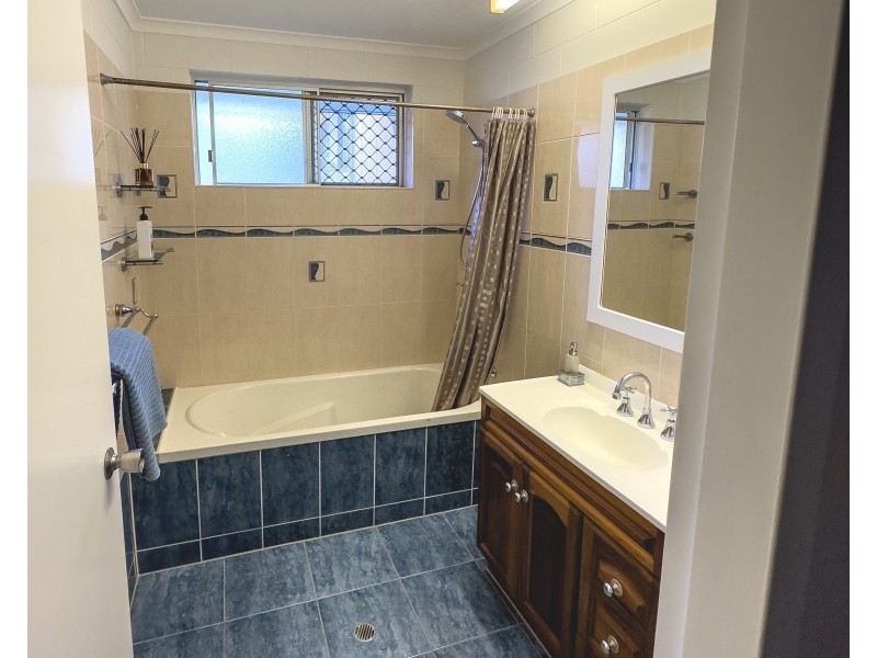 8 Serissa Street, Mooroobool QLD 4870