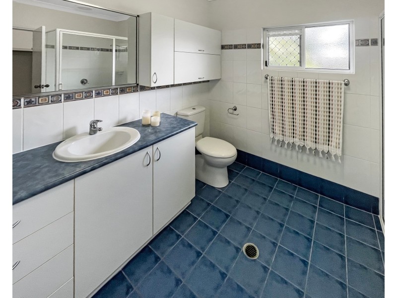 6 Jordan Close, Mooroobool QLD 4870
