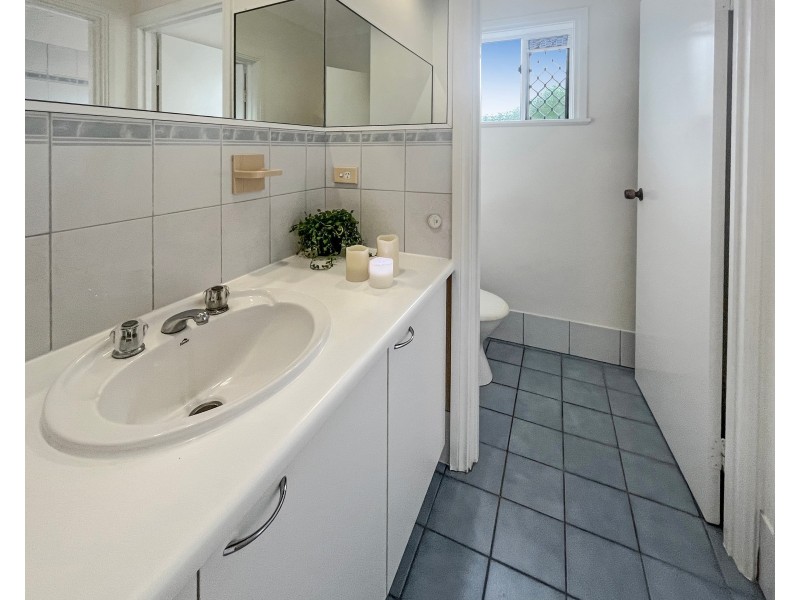 6 Jordan Close, Mooroobool QLD 4870