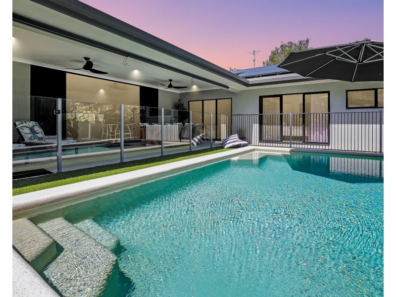 1 Kurt Close, Palm Cove QLD 4879