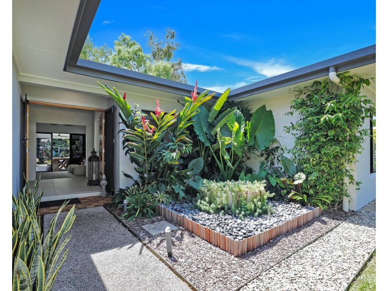 1 Kurt Close, Palm Cove QLD 4879