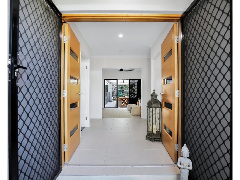 1 Kurt Close, Palm Cove QLD 4879