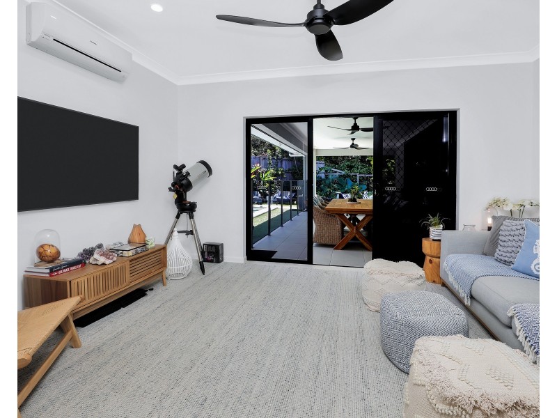 1 Kurt Close, Palm Cove QLD 4879