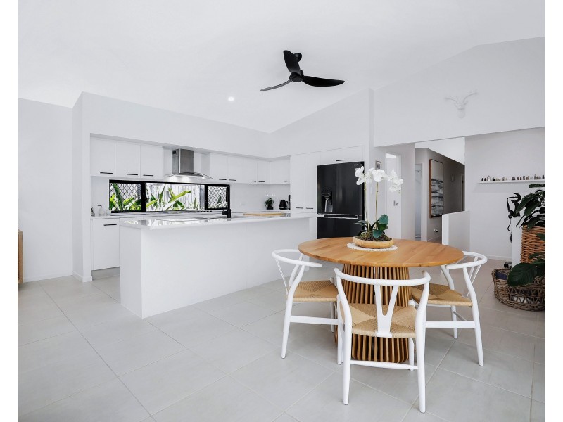 1 Kurt Close, Palm Cove QLD 4879