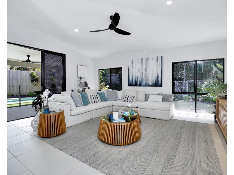1 Kurt Close, Palm Cove QLD 4879