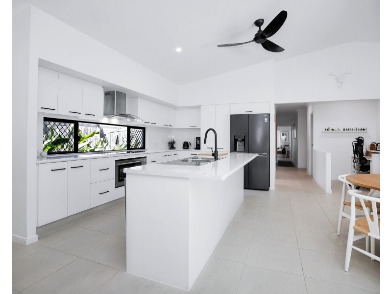 1 Kurt Close, Palm Cove QLD 4879