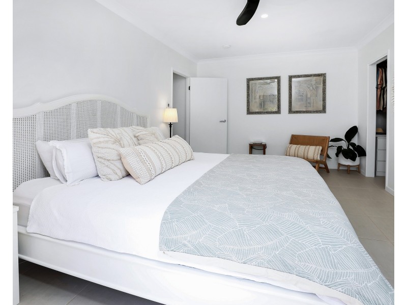 1 Kurt Close, Palm Cove QLD 4879