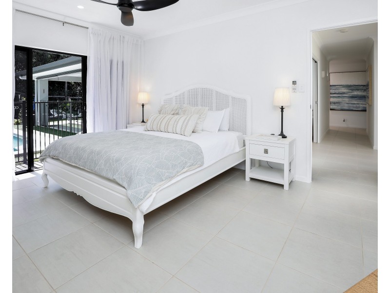 1 Kurt Close, Palm Cove QLD 4879