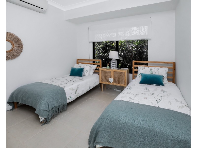 1 Kurt Close, Palm Cove QLD 4879