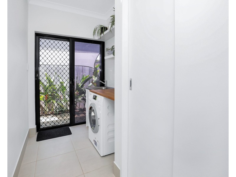 1 Kurt Close, Palm Cove QLD 4879