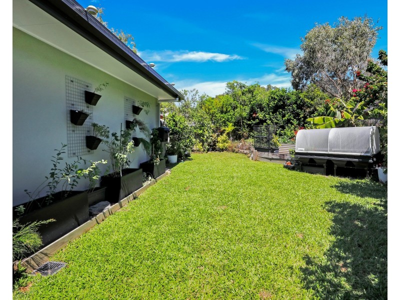 1 Kurt Close, Palm Cove QLD 4879
