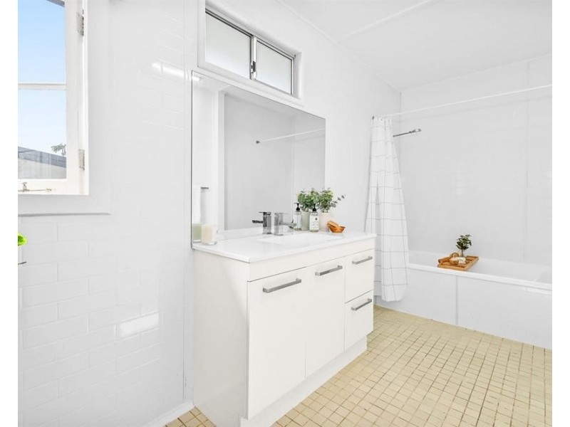 5 Kingsford Street, Mooroobool QLD 4870
