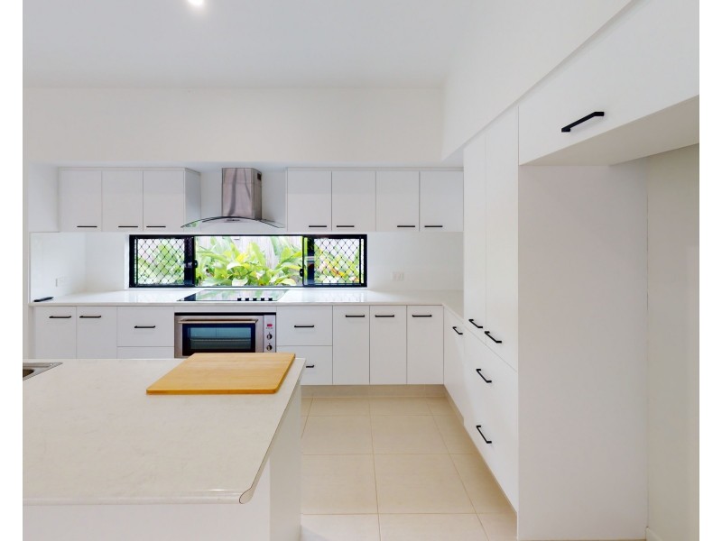 1 Kurt Close, Palm Cove QLD 4879