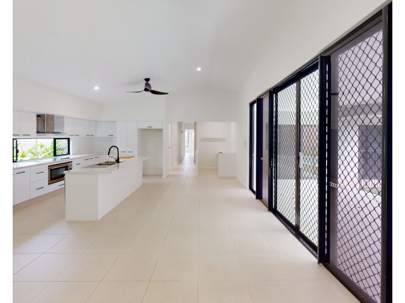 1 Kurt Close, Palm Cove QLD 4879