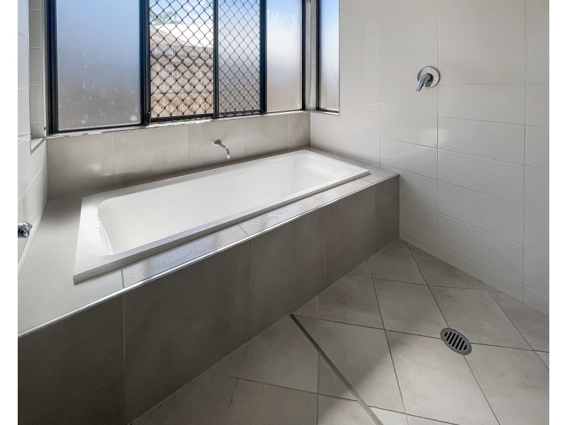 71 Koppen Terrace, Mooroobool QLD 4870