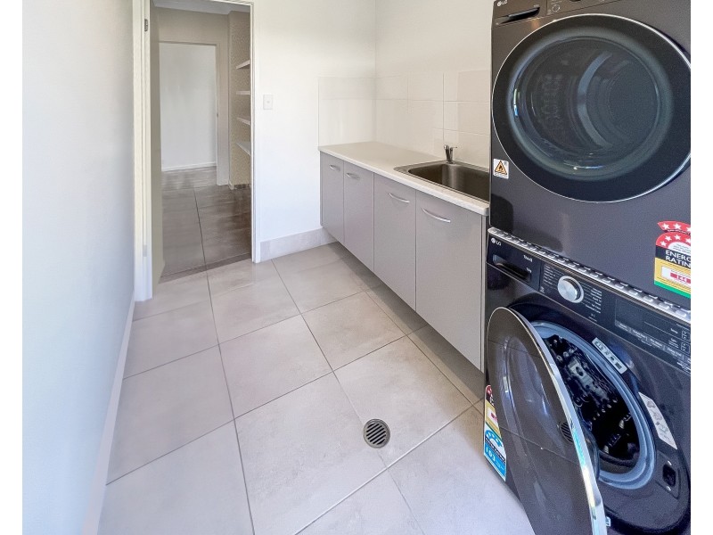 71 Koppen Terrace, Mooroobool QLD 4870