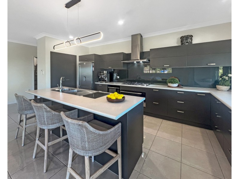 8 Seascape Close, Palm Cove QLD 4879