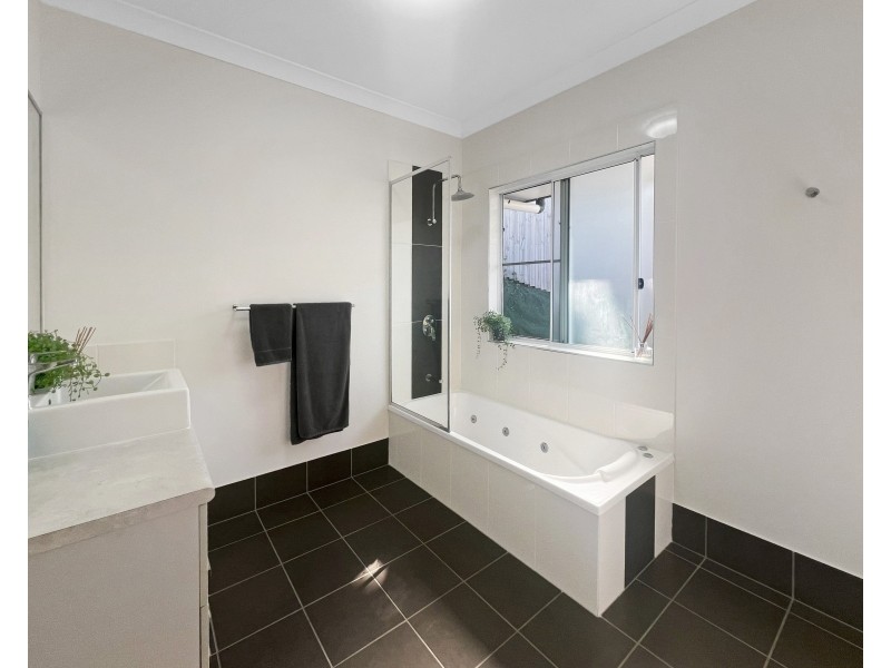 8 Seascape Close, Palm Cove QLD 4879