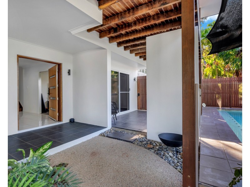 8 Seascape Close, Palm Cove QLD 4879