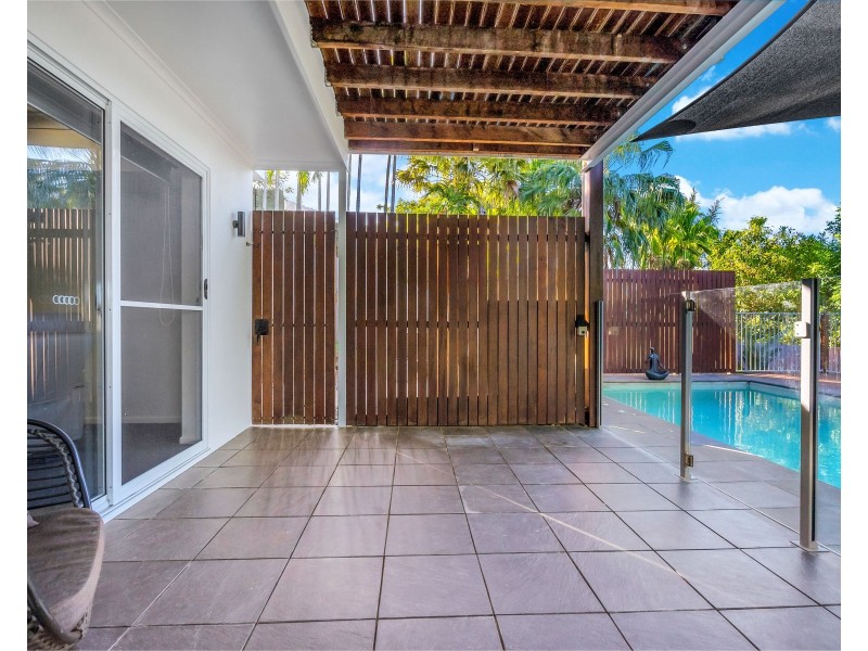 8 Seascape Close, Palm Cove QLD 4879