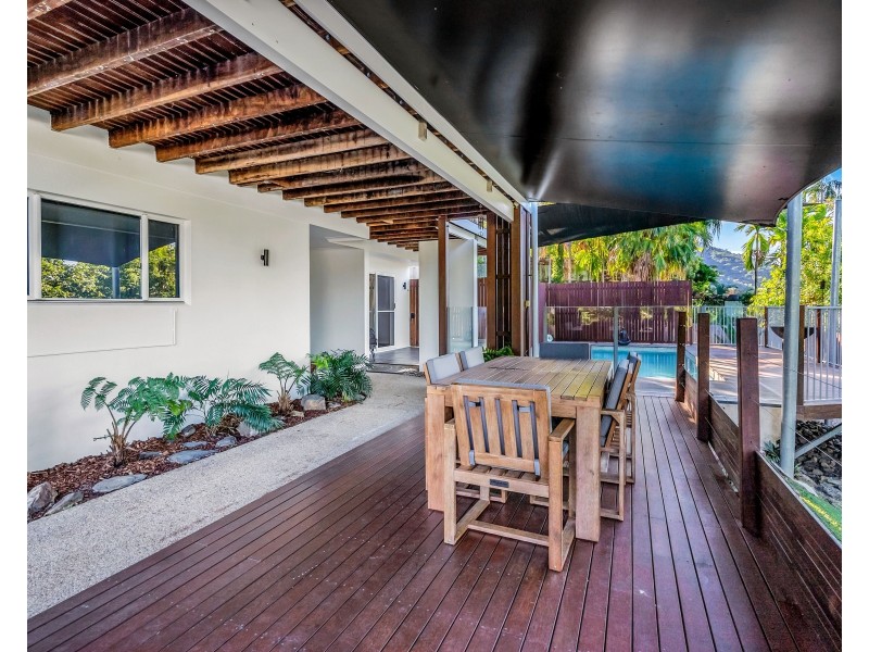 8 Seascape Close, Palm Cove QLD 4879
