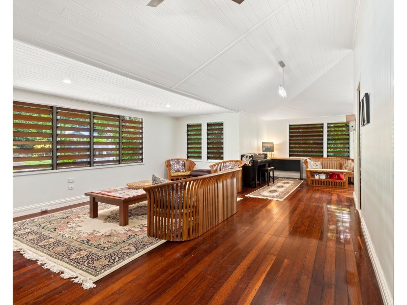 4 Holmes Street, Stratford QLD 4870