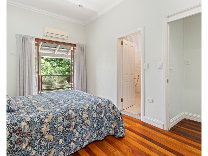4 Holmes Street, Stratford QLD 4870