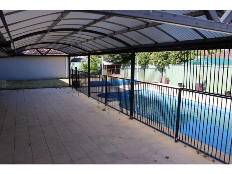 9 Lachlan Road, Thornlie WA 6108