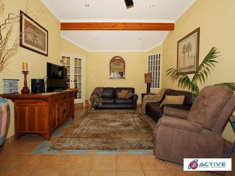 19 Margate Place, Marangaroo WA 6064