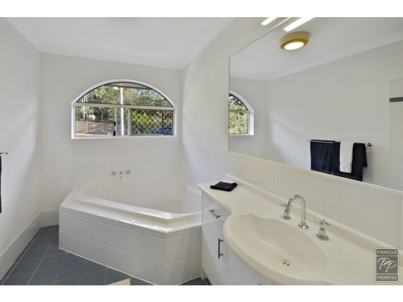 25 Tangy Street, Brookfield QLD 4069