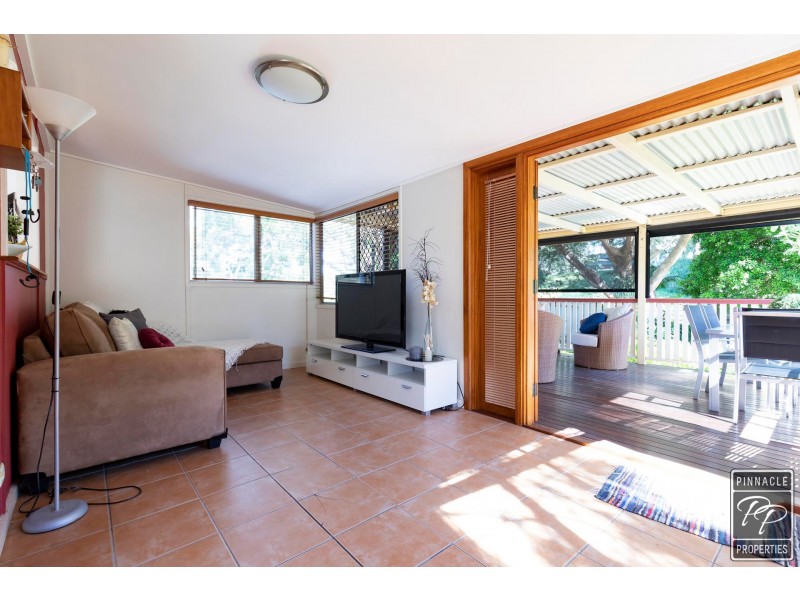 42 Pareena Crescent, Mansfield QLD 4122