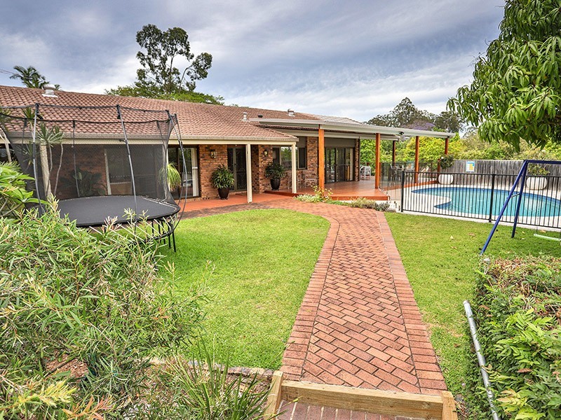 5 Emerald Court, Kenmore QLD 4069