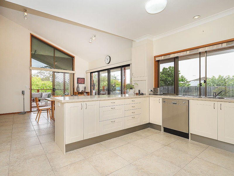 5 Emerald Court, Kenmore QLD 4069