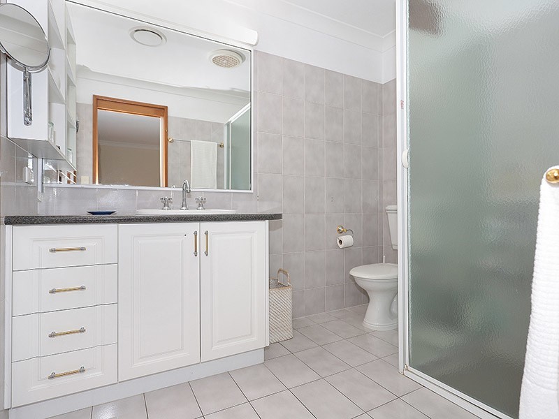 5 Emerald Court, Kenmore QLD 4069