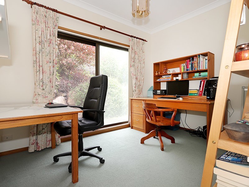 5 Emerald Court, Kenmore QLD 4069