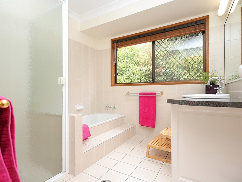 5 Emerald Court, Kenmore QLD 4069